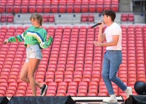 dailyniall:taylorswift: Soundcheck at Wembley Stadium with this guy @niallhoran THANK YOU for surpri