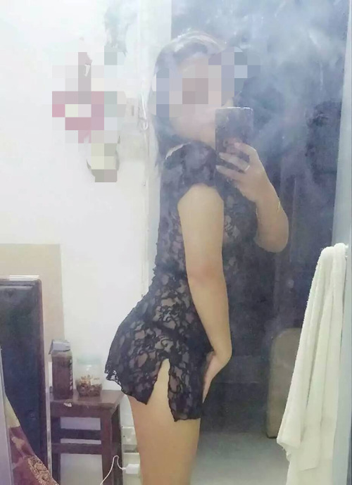 luckyguyguy: 賤母狗想問各位親哥哥，這樣上街會被當成妓女嗎？如果會應該怎樣賣？ 真骚啊，我老婆也想这么被看光