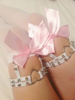 angelxbabes: kitten-foxx:  im just in love with this garter and stocking combo ♡  🎀💞🎀 