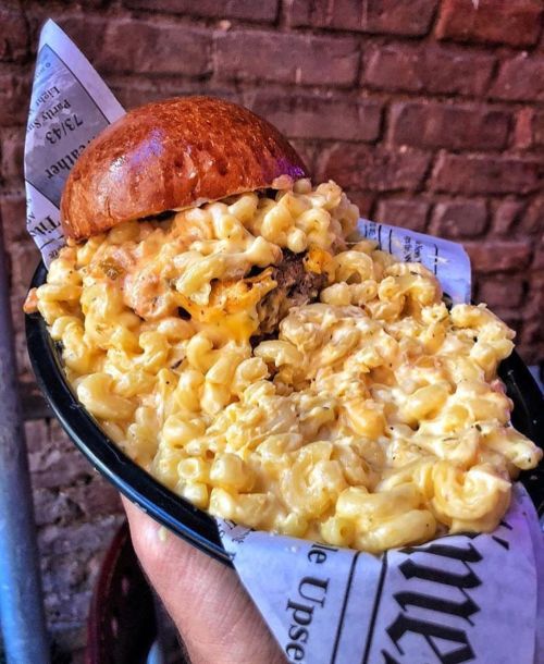 Mac n cheese burger!What are your thoughts on this burger?-✔️ Follow @inbetweenbuns✔️ Follow @inbetw