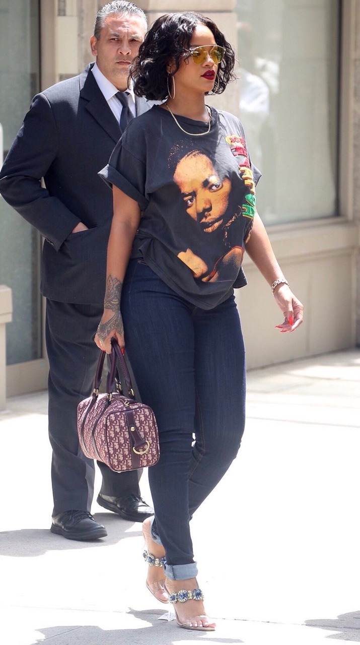jaiking:  earthshakinlove:  hellyeahrihannafenty:  Serving thighs thicker than a