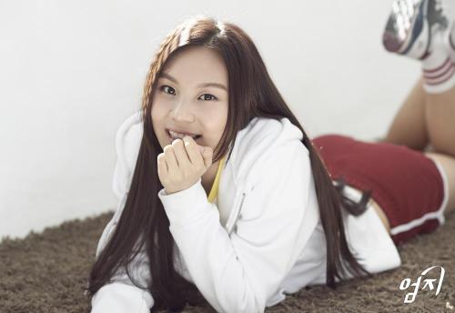 Name: 엄지‬ UmjiBirthday: 1998.08.19Age: 16 (Korean age 17)Height: 163cmBlood Type: OStrengths: Singin