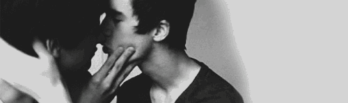 Поцеловал мальчика в живот. Красивый поцелуй парней. Поцелуй Эстетика. Поцелуй парней гиф. Эстетика поцелуя парней.