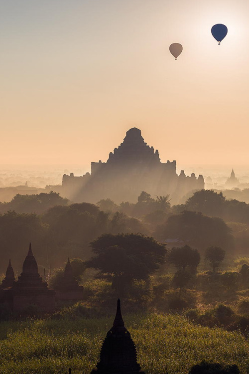 instvnct:Morning Light Over Dhammayangyi | Teerapol Pothong