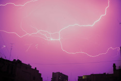 trnscndnt:Lightning Photographed during a storm in Buenos Aires  Lorenzo Zanoni