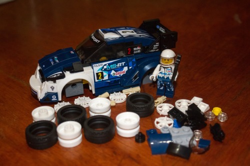 en esta cuarentena me puse a armar este Lego, es un Ford Fiesta WRC del equipo de Rally M-SportFue u