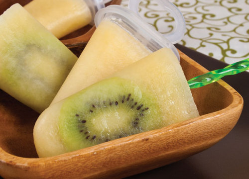 Kiwi Colada Pops 5 oz can pineapple juice 1 tbsp cream of coconut 2 oz coconut rum 1-2 kiwis, peeled