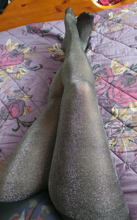 supernylonfeettights:  curvy wife 