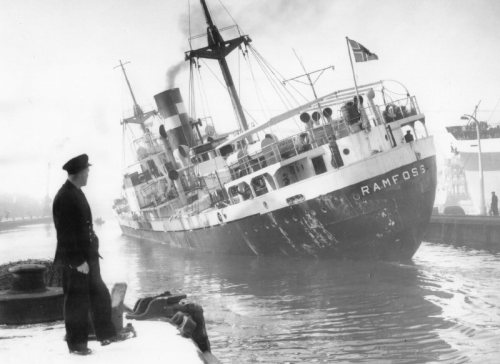 germanea:Jan 1958, Ramfoss entering Aberdeen Harbour in distress