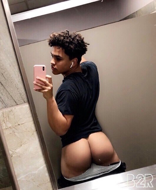 luvphattazz:  egyptiangodd:  ulikeass:    Damn  Extra small waist with dumb fat ole