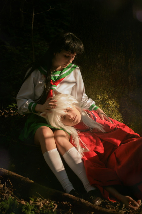 Bigger photo set of our InuYasha photo shoot! You can find the full set here.InuYasha: SchpogKagome: