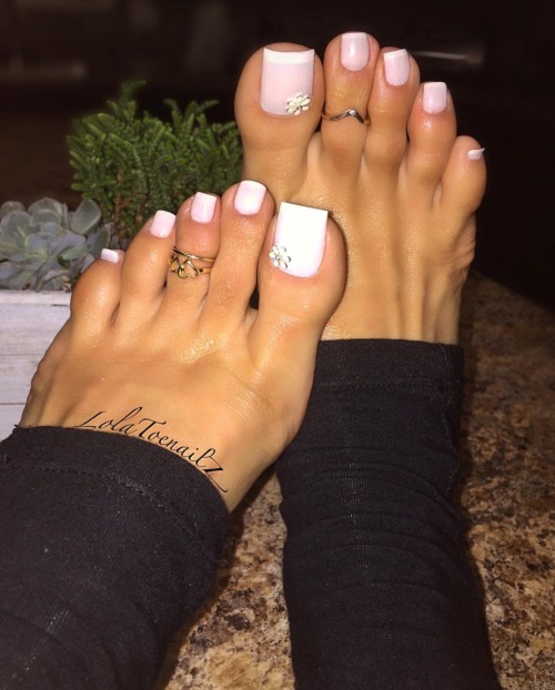 feetoftheeworld:  @lolatoenailz on IG 🔥👣🔥👣