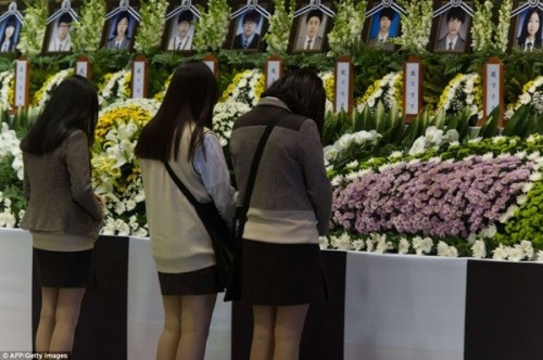 joodanjyanaiyo:  dominioshs-deactivated20140517:  According to the latest figures, 150 people are confirmed to have been killed in the sinking ferry Sewol. South Korean media reported that when found, the bodies of so many students had broken fingers