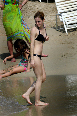 toplessbeachcelebs:  Emma Watson (Actress) nipple peak in Jamaica (November 2009) 