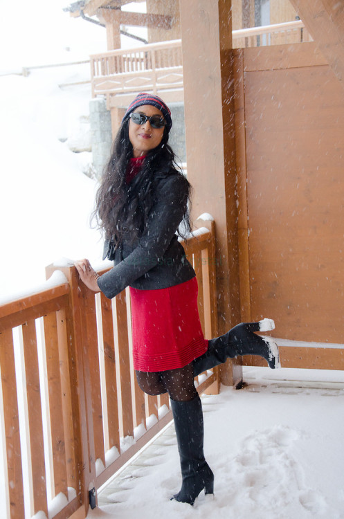 nat-crys:  Red in the white snow (by Natassia)Hi y'all! I’m back from my snowboarding trip in the Fr
