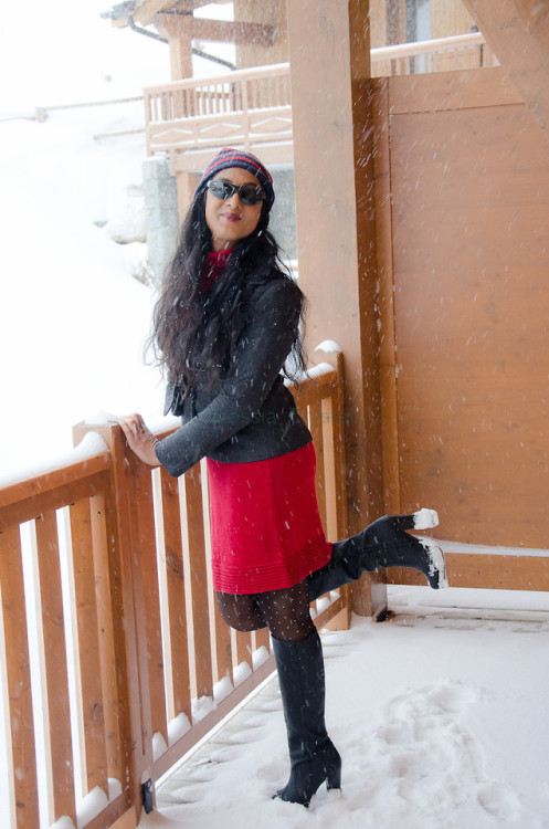 nat-crys:  Red in the white snow (by Natassia)Hi y'all! I’m back from my snowboarding trip in the Fr