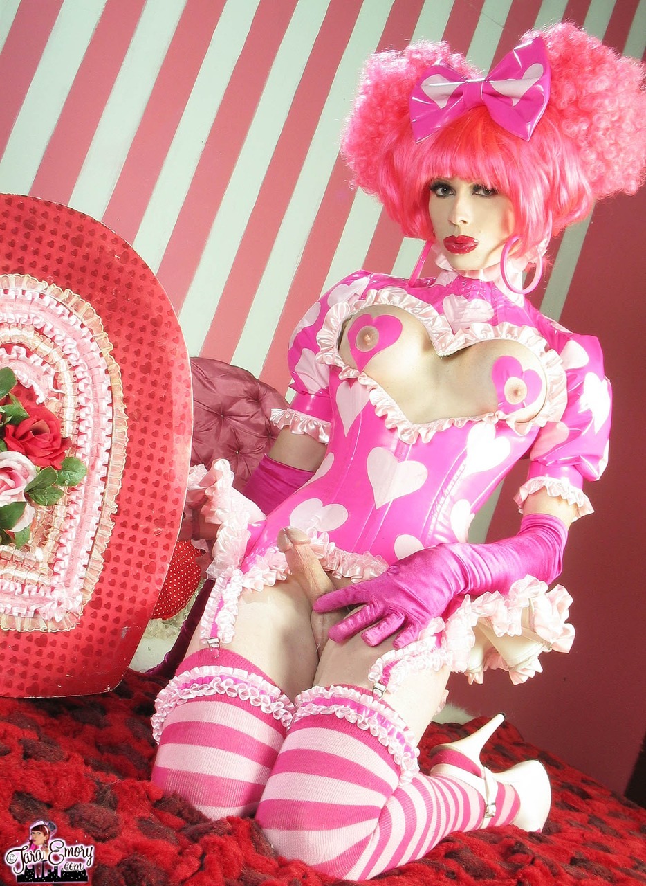 taraemory:  Well, my valentines day shoot is up. It’s so sweet you’ll probably