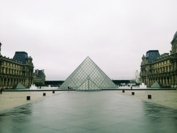 Pyramide du Louvre