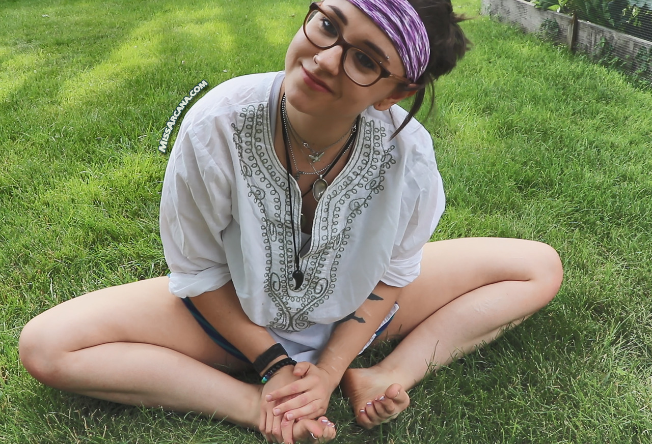 femalefeetonly:  themissarcana: The top picture is one of my favorites from this
