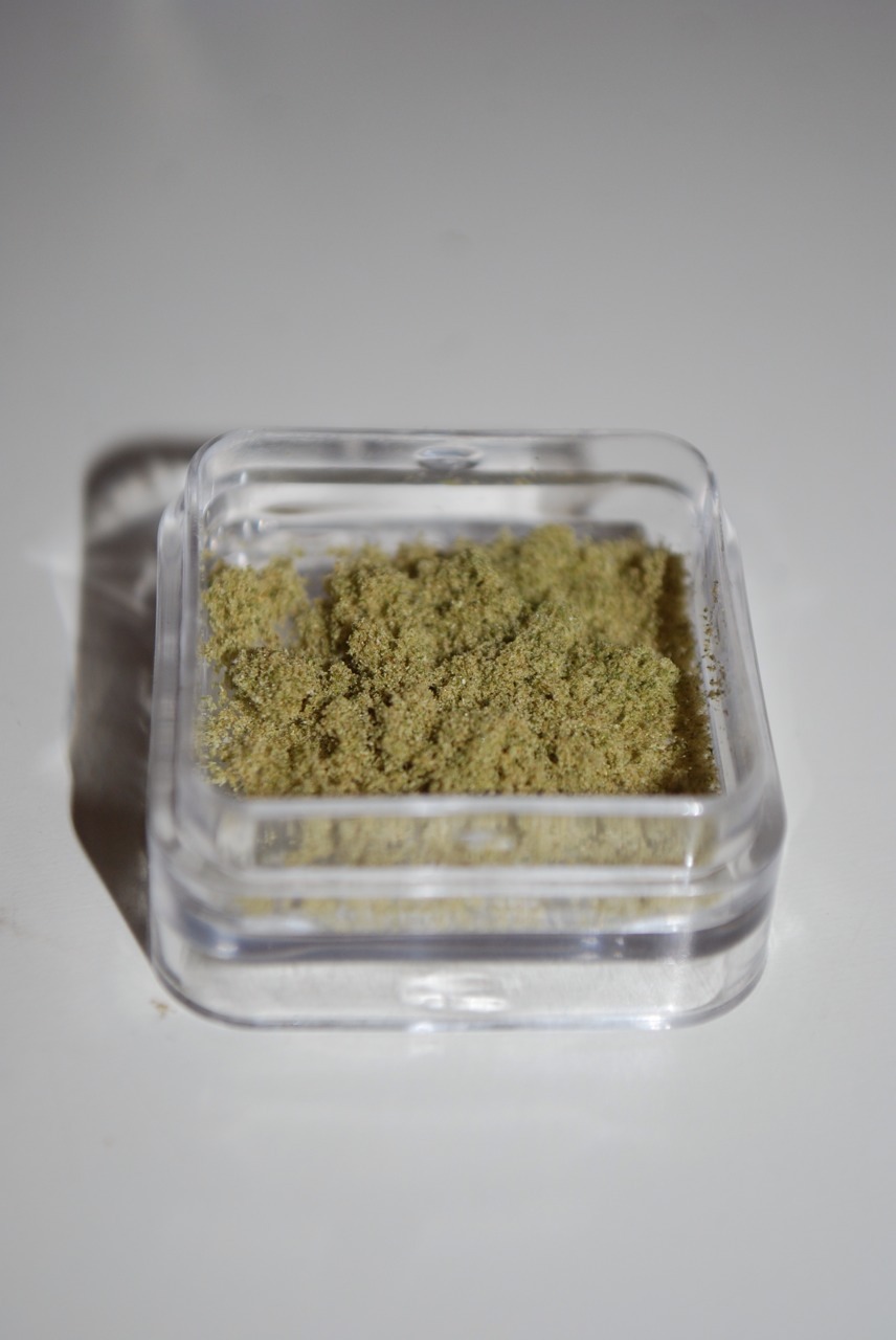 cl0udgenerator:  vaporcreator:  Blueberry Kush kief   An oldie but a goodie