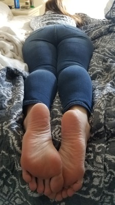 myprettywifesfeet:  A closer view of her pretty soles and beautiful juicy buns and curves.please comment