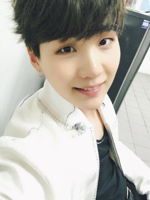 bts-trans:170422 Suga’s Tweet지금 만나요~ pic.twitter.com/6A9sg278VtI’ll meet you guys now~Trans cr; Mary