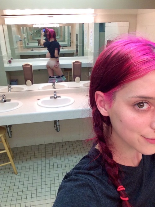 tmedia:  camdamage:  All up in your country club bathroom takin selfies    butt butt