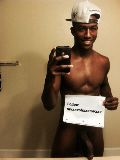 http://nudeselfshots-blackmen.tumblr.com/post/98882518523