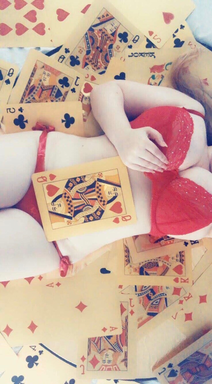 fluffypinktail:  Can I be your queen of hearts?