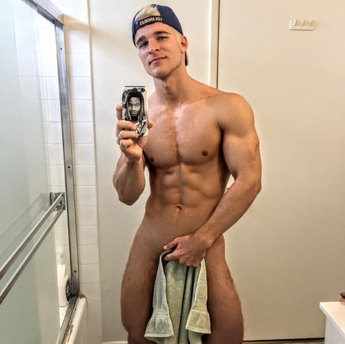 sprinkledpeen:   Alex Cypriano’s towel selfies  