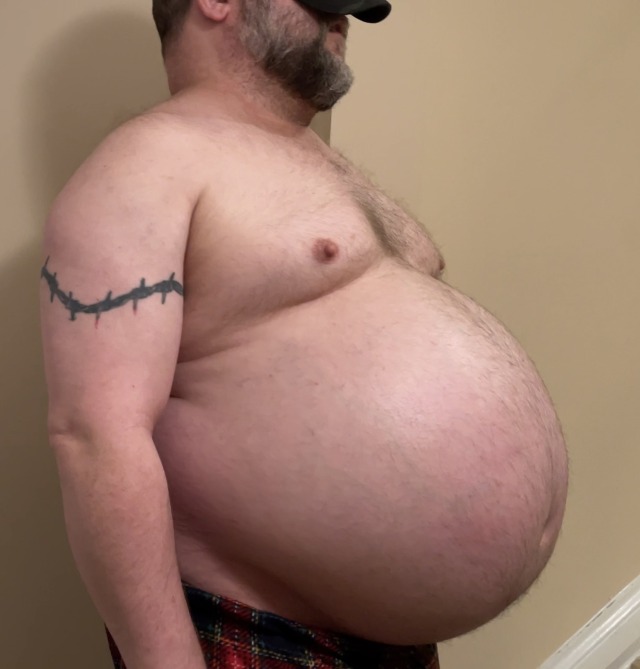 ballbellygainerbear:My bear’s uncomfortably stuffed belly🫃🏼Help grow this gut and watch the vid at: https://www.patreon.com/posts/64458679