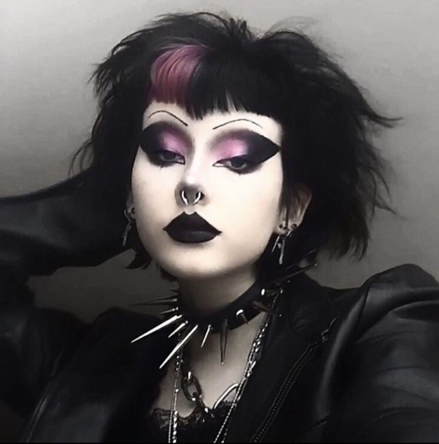 c h4rl3y ig #notmine #goth #alternative goth #gothcore #trad goth #goth ...