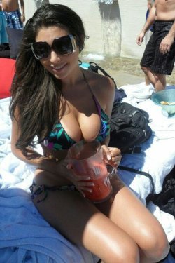 bikiniboob:Big Cleavage 