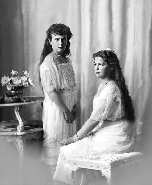 delicateflowers-of-the-past:Grand Duchesses Maria and Anastasia Nikolaevnaof Russia, photographe