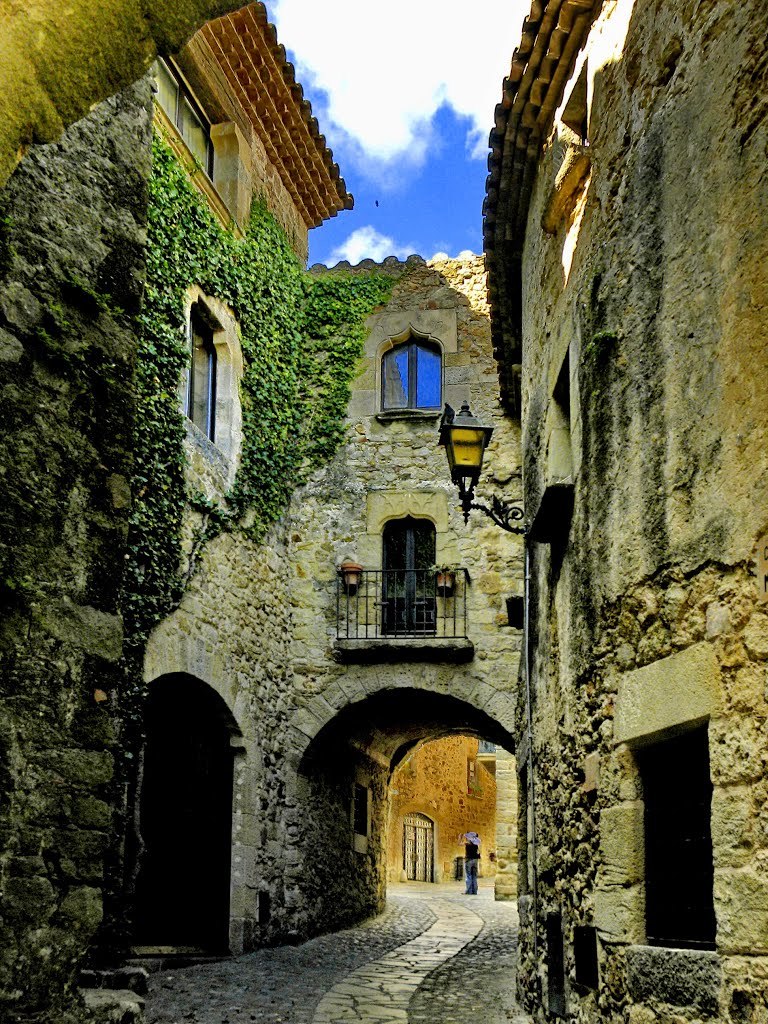visitheworld:  Medieval alleyways of Pals / Spain (by Feitse Boerwinkel).