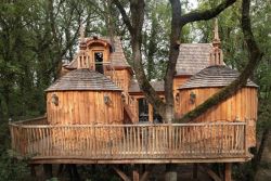 shanellbklyn:  designerzcentrals:  Château Hautefort Luxury Treehouse . Château Hautefort is a charming cabin built into the trees of Nojals-et-Clotte, France, and part of Châteaux dans les Arbres, a complex of tree houses available as lodging.   I