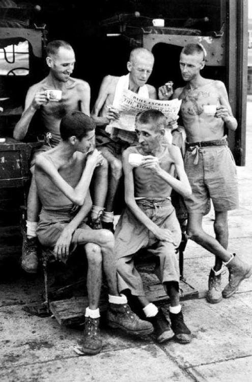 historium:Australian soldiers after their release from Japanese captivity in Singapore, 1945