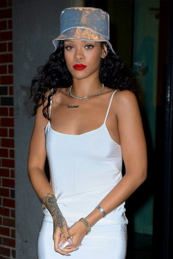 yungneako:  hellyeahrihannafenty: Rihanna Out &amp; About In NYC, She Has Apparently Gotten Her Septum Pierced  holy fuck