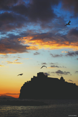 People, love, lifes, fleeting moments, like prints and footprints on the sand. And if the dawn sun illuminates them, water has already taken them away.Sunrise at IschiaPersone, amori, vite, istanti fugaci, come scritte e impronte sulla sabbia. Il sole