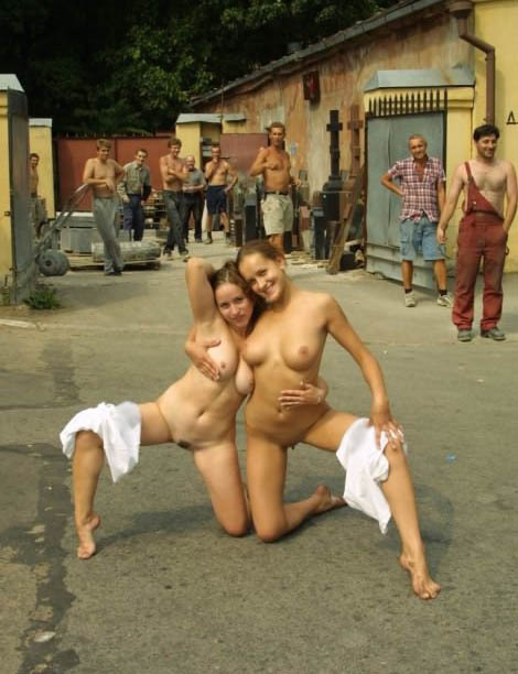 nakedcascadia:  They love showing off…