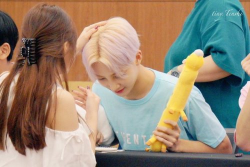 vitaminhoshi: kristian-do: that’s a GIRAFFE.cr: 티니. ‏  @vernonsbabygorilla @god10tion  Um&