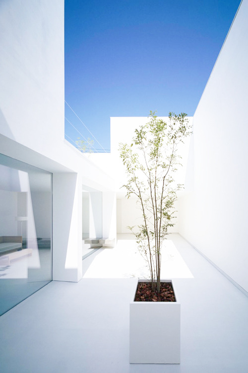 life1nmotion:  White Cave House by Takuro Yamamoto Architects