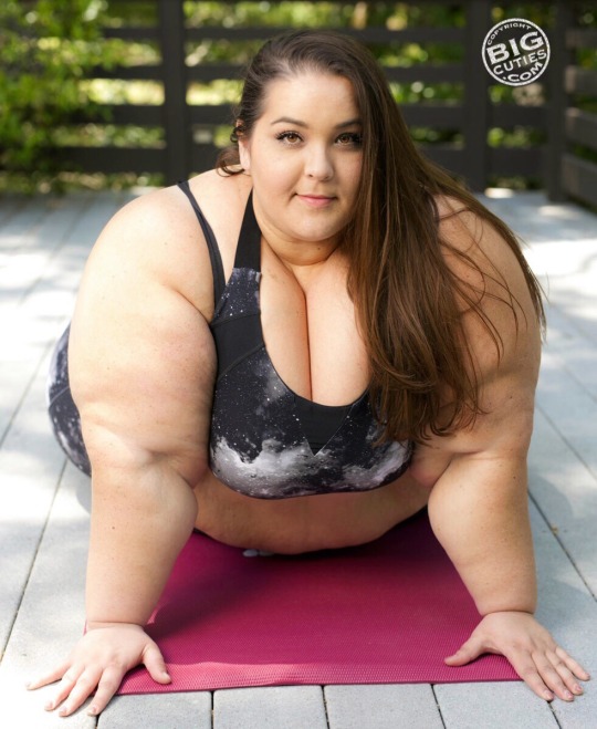 bigcutieboberry: BIGCUTIES.COM - Model: BoBerry - Gorgeous Bottom Heavy Babe with a killer smile! BoBerry is a SSBBW will knock your socks off with curves in 