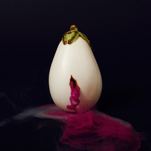 gawdofdopeshit:thingstolovefor:The Secret Lives of Fruits and Vegetables by Maciek Jasik. #Love it!T