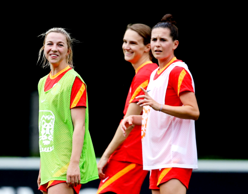 nedwnt: Jackie Groenen, Vivianne Miedema & Merel van Dongen during training at the KNVB Campus o