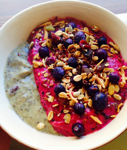 Energising post-workout smoothie bowl&hellip; Combination of bananas, hemp protein, chlorella and ch