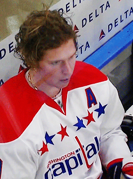 inklar: litestor: backiesand8: A rare and beautiful sight. #here is lars nicklas backstrom #punching