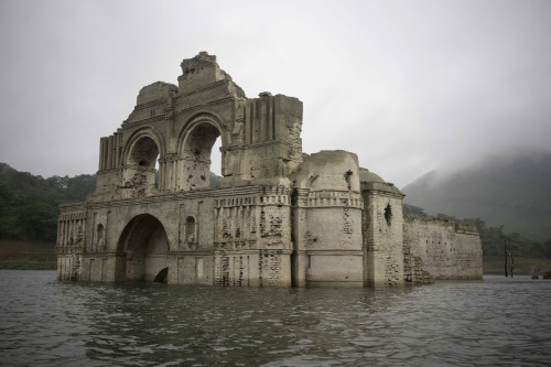 itscolossal:A Drought in Mexico Uncovers a 400-Year-Old Colonial Church in the Middle of Reservoir /