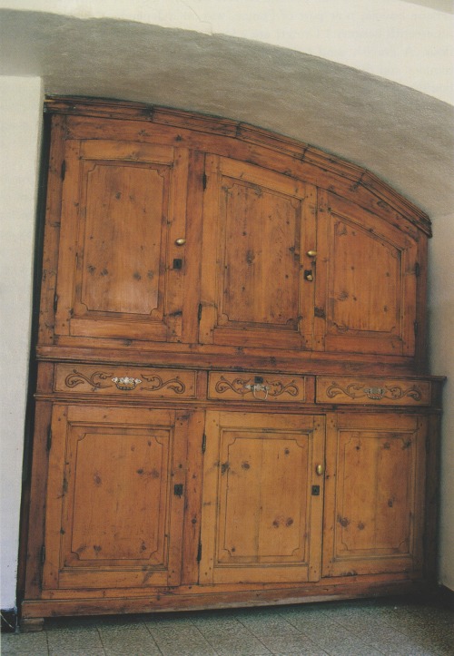 vintagehomecollection: A “vaulted” kitchen hutch (dresser) built to fit a curved recess. This and si