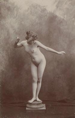 la-gaufrette:    Etude de nu - Photographe anonyme - Paris, 1900  